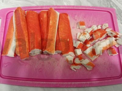 Krabų salotas su pomidorais Žingsnis 1