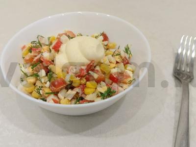Krabų salotas su pomidorais pagrindine nuotrauka