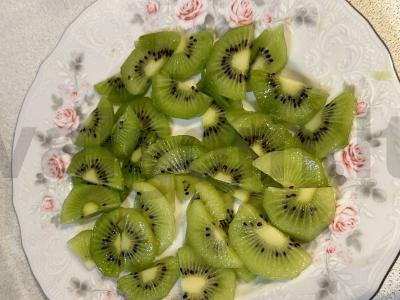 Vaisių salotas „Pasaka“ Žingsnis 1