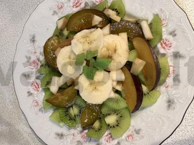 Vaisių salotas „Pasaka“ pagrindine nuotrauka