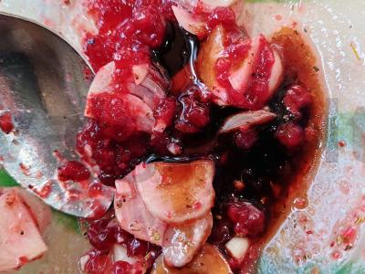 Antis su spanguolių-apelsinų uogiene su prieskoniais ir troškinta su daržovėmis Žingsnis 6