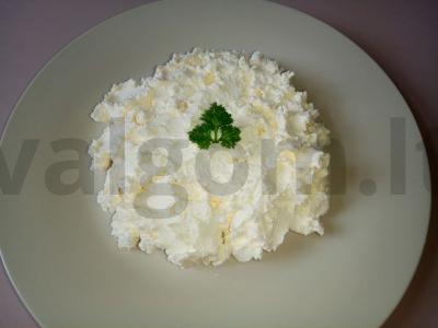 Namų varškės sūris iš grietinės, citrinos sulčių ir druskos pagrindine nuotrauka