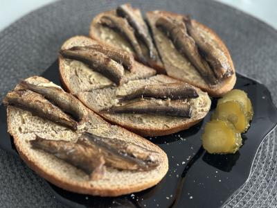 Sumuštiniai su šprotų už 10 minučių pagrindine nuotrauka