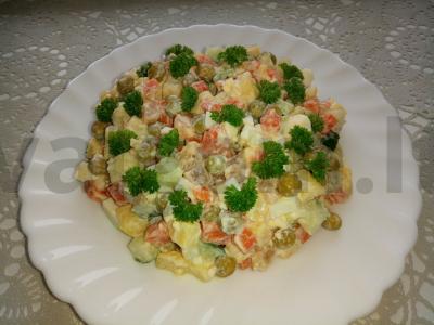 Salotas su raudonąja žuvimi ir avokadu pagrindine nuotrauka