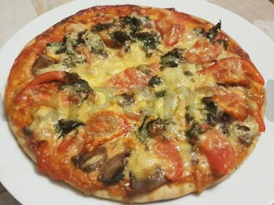 Kreminė pica su grybais ir pomidorais pagrindine nuotrauka