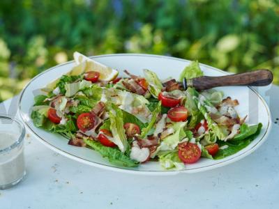 Cezaris su bekonu naminiu padažu pagrindine nuotrauka