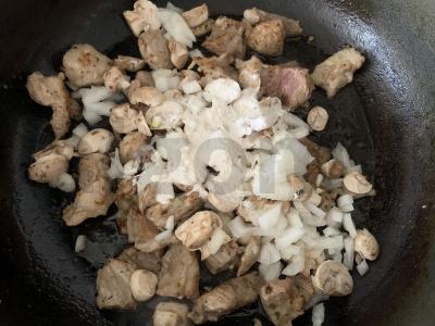 Guliašas su pievagrybiais vakarienei Žingsnis 3