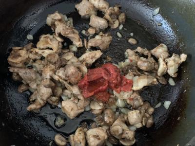 Guliašas su pievagrybiais vakarienei Žingsnis 4