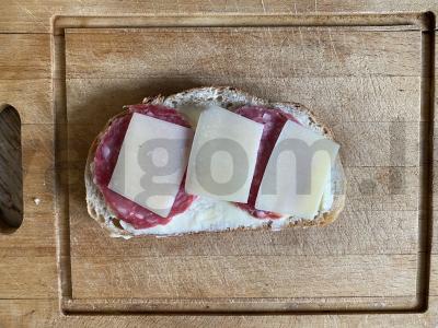 Sumuštinis su ožkos sūriu ir saliami su itališku akcentu Žingsnis 5