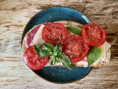 Sumuštinis su ožkos sūriu ir saliami su itališku akcentu pagrindine nuotrauka