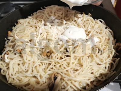 Makaronai su midijomis grietinėlės ir česnako padaže Žingsnis 7