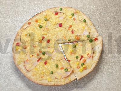 Greita pica su mėsa ir daržovėmis pagrindine nuotrauka