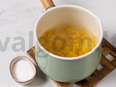 „Vaikiški“ makaronai su sūriu Žingsnis 1