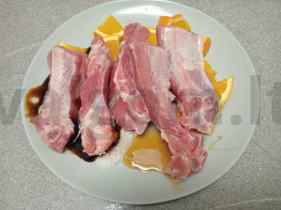 Kiaulienos šonkauliai, marinuoti unagi padaže su apelsinu ir kepti su cukinija bei paprikomis Žingsnis 3