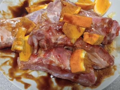 Kiaulienos šonkauliai, marinuoti unagi padaže su apelsinu ir kepti su cukinija bei paprikomis Žingsnis 4