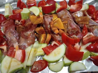 Kiaulienos šonkauliai, marinuoti unagi padaže su apelsinu ir kepti su cukinija bei paprikomis Žingsnis 7