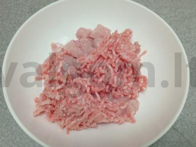 Vištienos krūtinėlės ir kiaulienos dešrelės Žingsnis 2