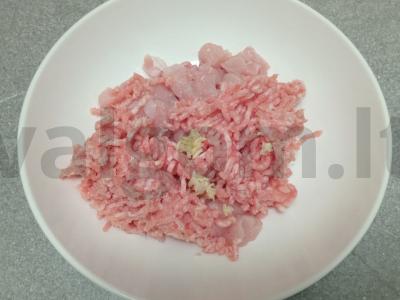 Vištienos krūtinėlės ir kiaulienos dešrelės Žingsnis 3