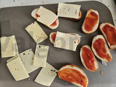 Karšti sumuštiniai su sūriu ir bekonu orkaitėje Žingsnis 2