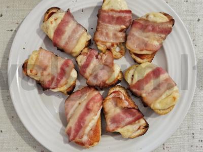 Karšti sumuštiniai su sūriu ir bekonu orkaitėje pagrindine nuotrauka