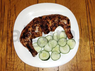 Vištienos kviso ant anglių pagrindine nuotrauka