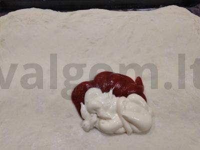 Namų pica su dešrelėmis ir grybais „Stebuklinga“ Žingsnis 2