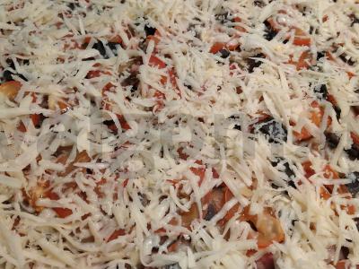 Namų pica su dešrelėmis ir grybais „Stebuklinga“ Žingsnis 6