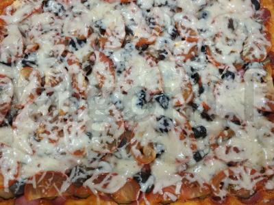 Namų pica su dešrelėmis ir grybais „Stebuklinga“ pagrindine nuotrauka