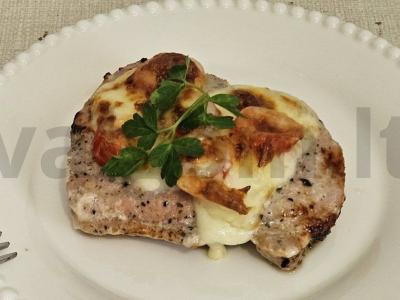 Steikai su vyšniniais pomidorais ir mocarela pagrindine nuotrauka