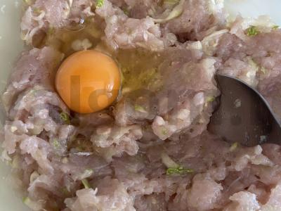 Kiaulienos kotletai su džiūvėsėliais „Sultingi“ Žingsnis 3