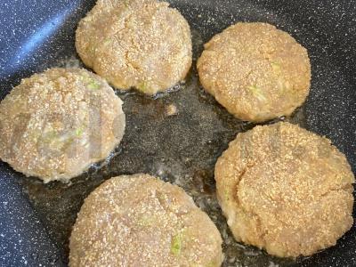 Kiaulienos kotletai su džiūvėsėliais „Sultingi“ Žingsnis 6