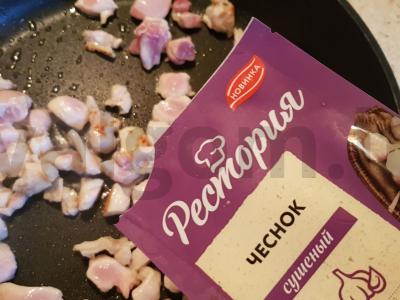 Udon makaronai su triušio mėsa, daržovėmis ir žolelėmis Žingsnis 3