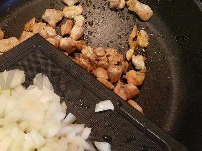 Udon makaronai su triušio mėsa, daržovėmis ir žolelėmis Žingsnis 4