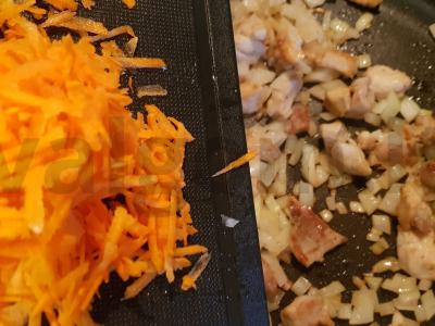 Udon makaronai su triušio mėsa, daržovėmis ir žolelėmis Žingsnis 5