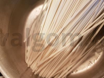 Udon makaronai su triušio mėsa, daržovėmis ir žolelėmis Žingsnis 6