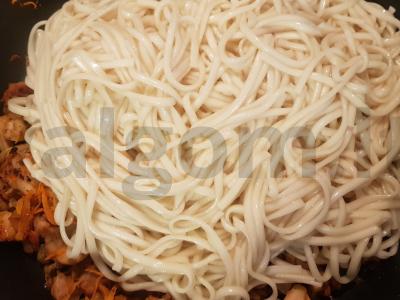 Udon makaronai su triušio mėsa, daržovėmis ir žolelėmis Žingsnis 7