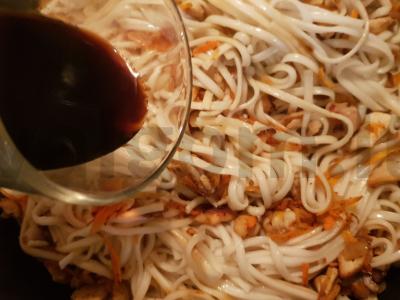 Udon makaronai su triušio mėsa, daržovėmis ir žolelėmis Žingsnis 8