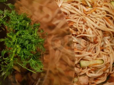 Udon makaronai su triušio mėsa, daržovėmis ir žolelėmis Žingsnis 10