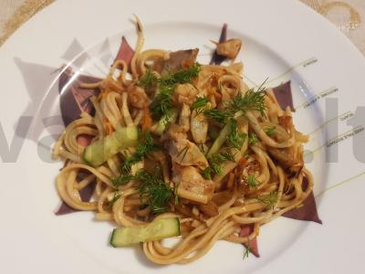 Udon makaronai su triušio mėsa, daržovėmis ir žolelėmis pagrindine nuotrauka