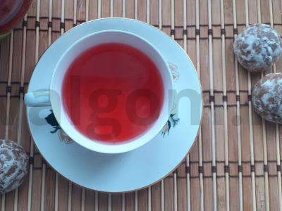 Vitamininis gėrimas su šermukšniu ir imbieru pagrindine nuotrauka