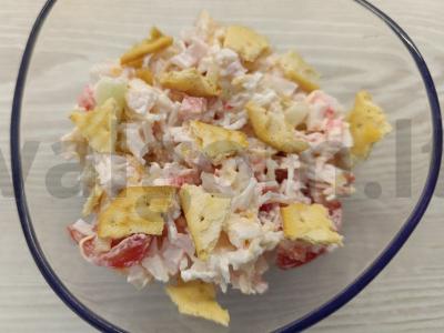 Krabų salotas su sūriu pagrindine nuotrauka