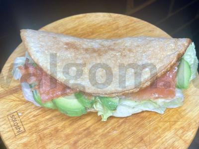 Avižų blynas su lašiša ir avokadu pagrindine nuotrauka