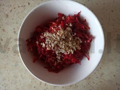 Salotos su daržovėmis, žaliu obuoliu ir graikiniais riešutais pagrindine nuotrauka