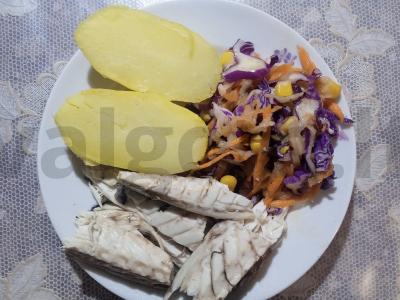 Virta skumbrė su keptais bulvėmis pagrindine nuotrauka