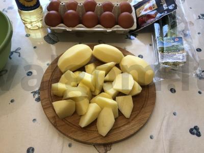 Bulvės su kiaušiniu ir žaliu svogūnu Žingsnis 1