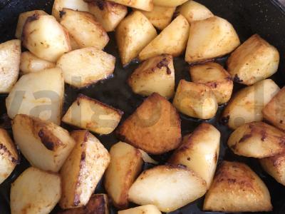 Bulvės su kiaušiniu ir žaliu svogūnu Žingsnis 7