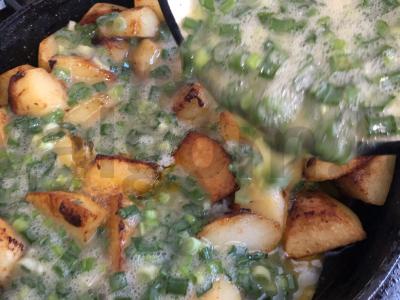 Bulvės su kiaušiniu ir žaliu svogūnu Žingsnis 8