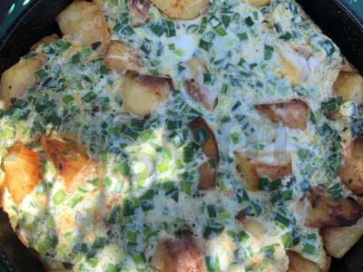 Bulvės su kiaušiniu ir žaliu svogūnu Žingsnis 9