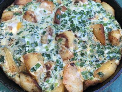 Bulvės su kiaušiniu ir žaliu svogūnu pagrindine nuotrauka