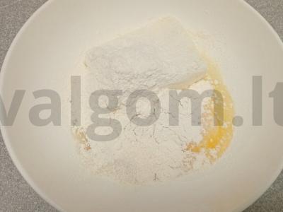 Sūrio blynai su džiovintomis spanguolėmis, kepami kokosų aliejuje Žingsnis 2